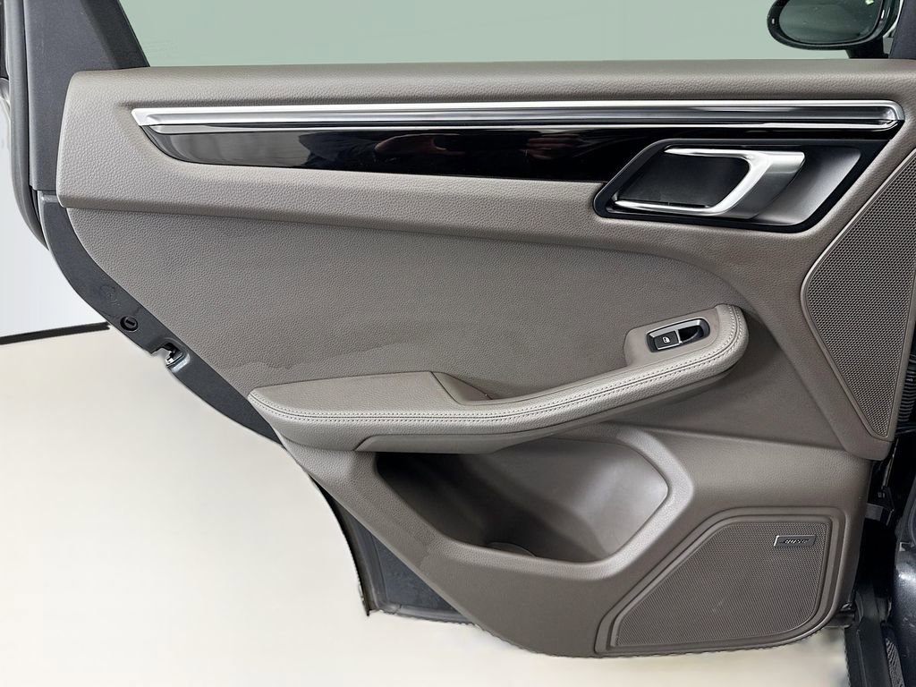 Used 2021 Porsche Macan image 25