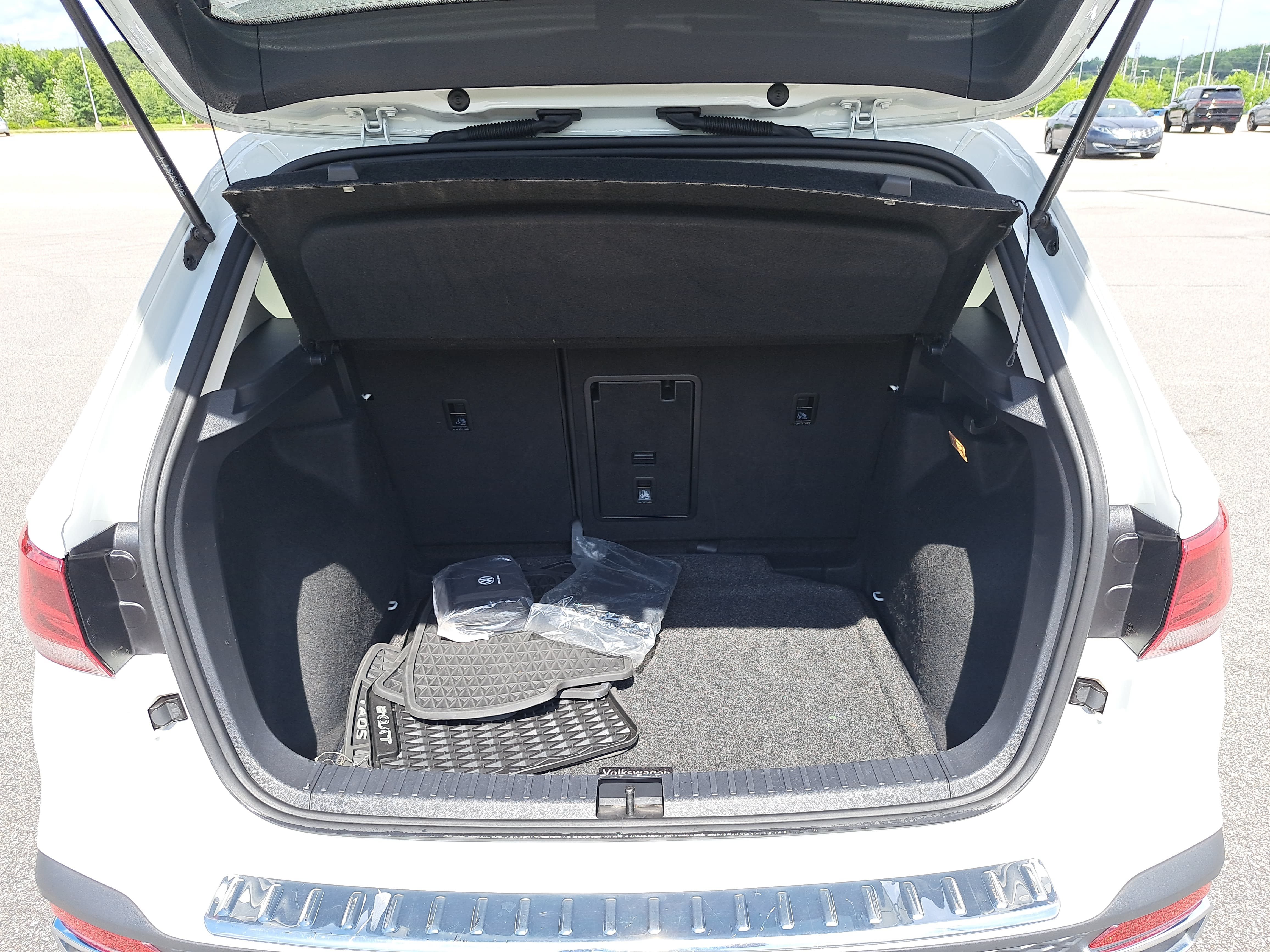 Certified 2023 Volkswagen Taos SE w/ Panoramic Sunroof Package FWD image 12