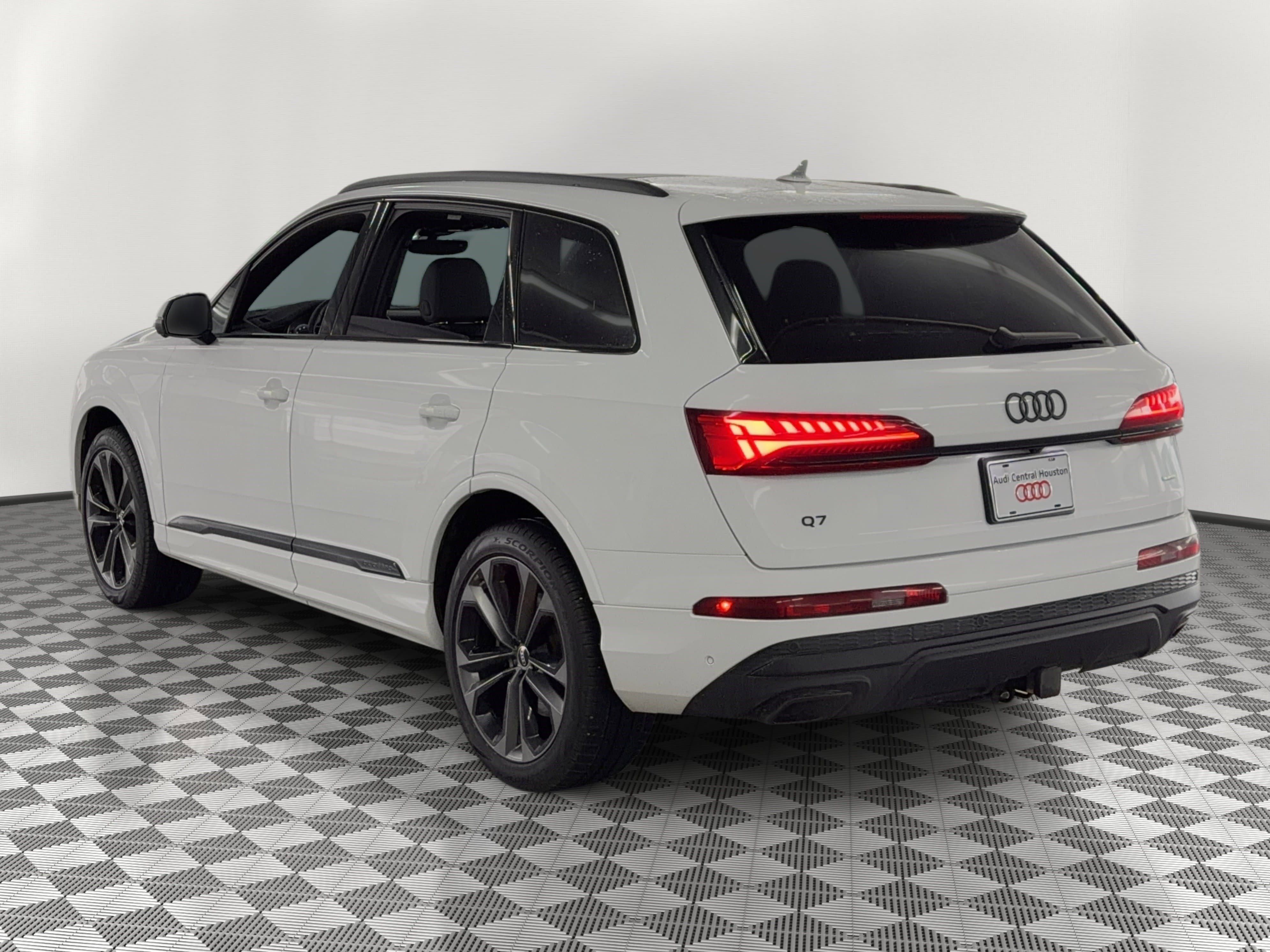 Used 2025 Audi Q7 3.0T Premium Plus w/ Premium Plus Package AWD/4WD image 3