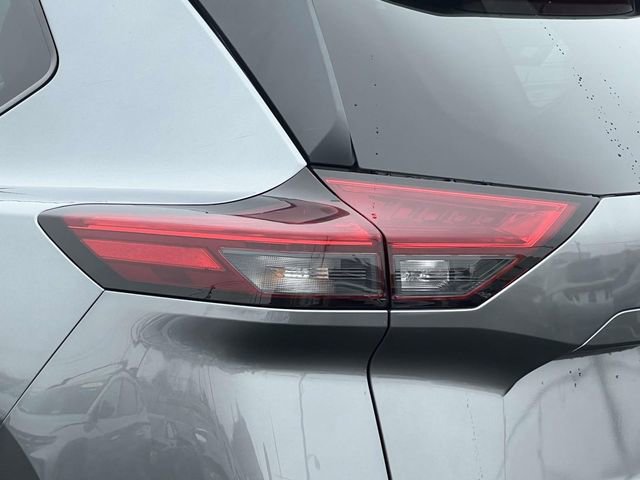 Used 2022 Nissan Rogue SV AWD/4WD image 9