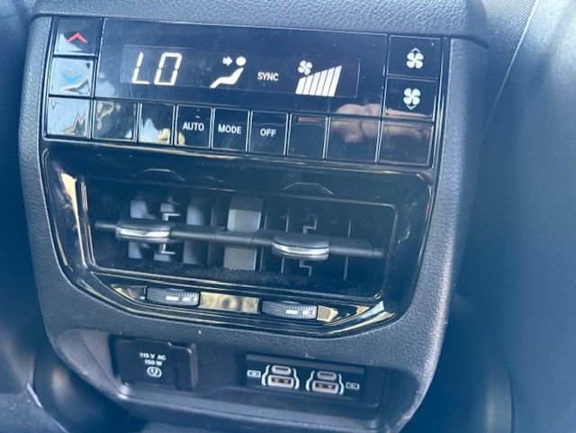 Used 2024 Jeep Grand Cherokee L Altitude AWD/4WD image 11
