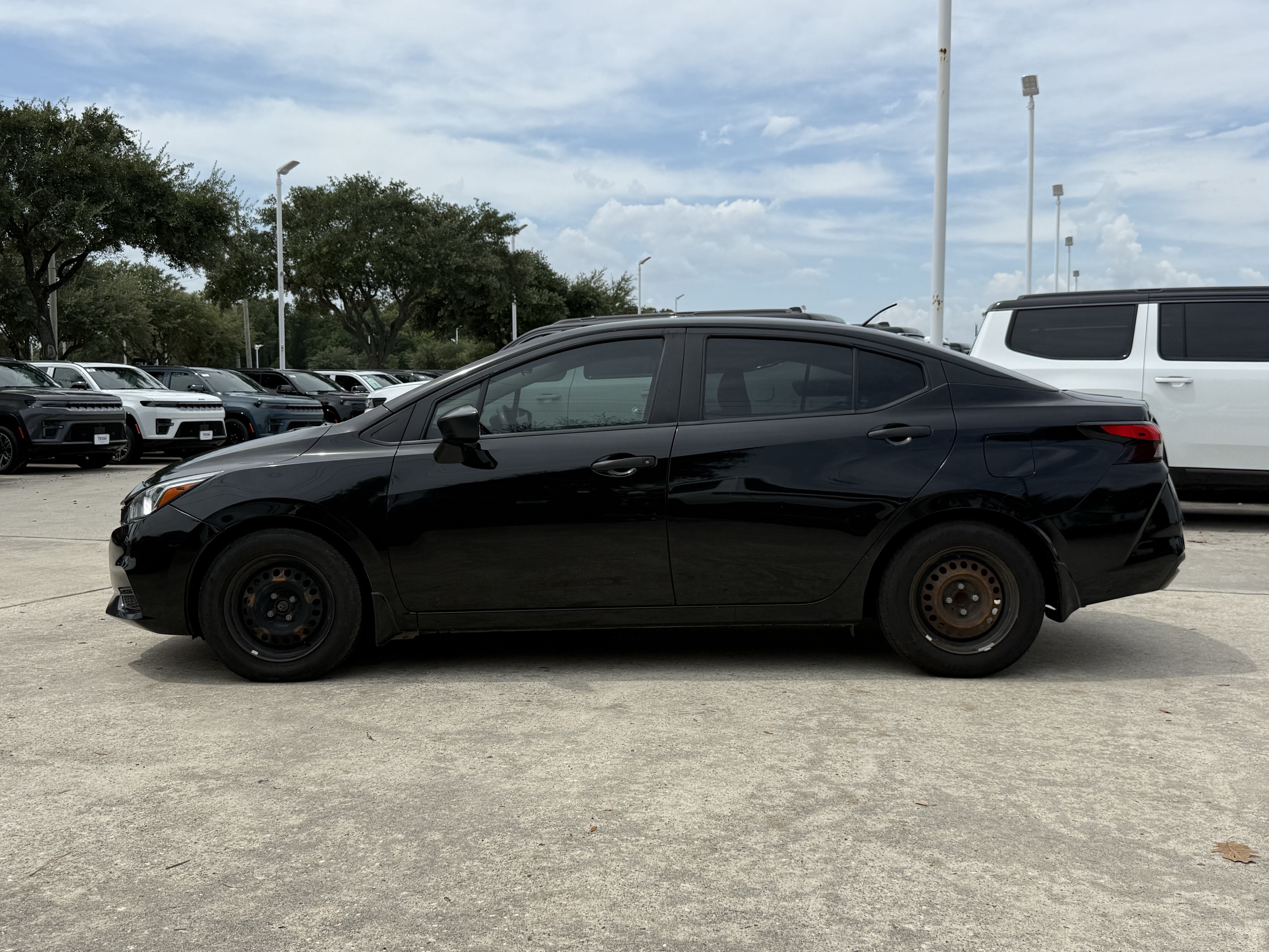 Used 2020 Nissan Versa S FWD image 8