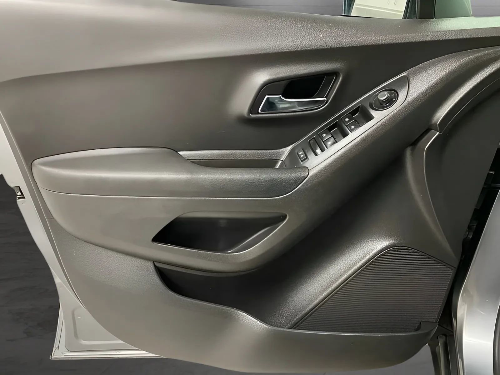 Used 2020 Chevrolet Trax LT w/ LT Convenience Package FWD image 9
