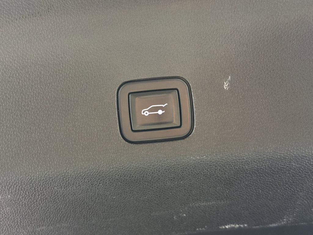 Used 2021 Chevrolet Tahoe Premier w/ Premium Package image 18