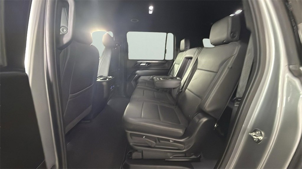 Used 2025 Chevrolet Suburban Z71 image 29