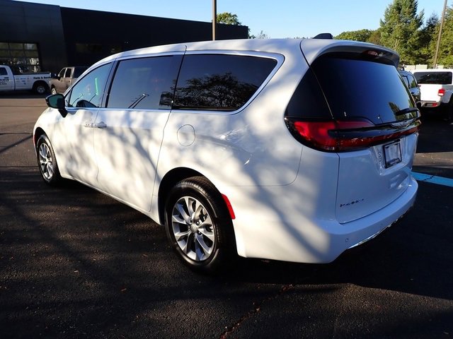 New 2026 Chrysler Pacifica Select image 3