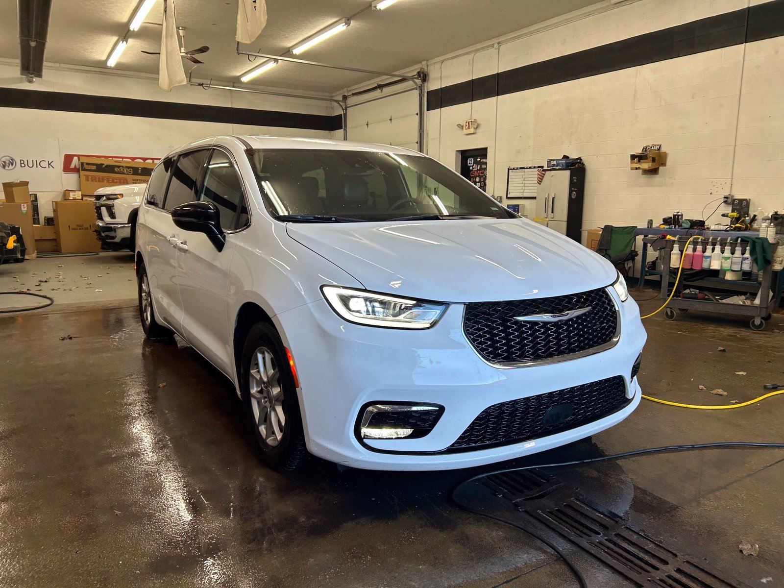 Used 2025 Chrysler Pacifica Select FWD image 9