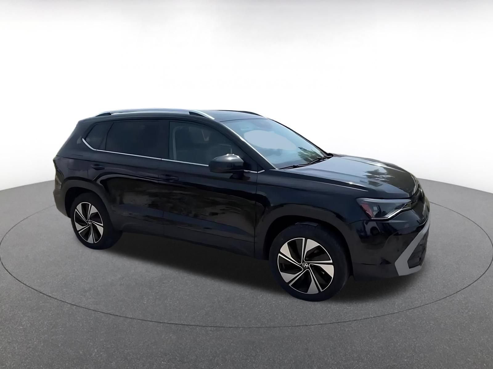 Used 2025 Volkswagen Taos SE AWD/4WD image 2