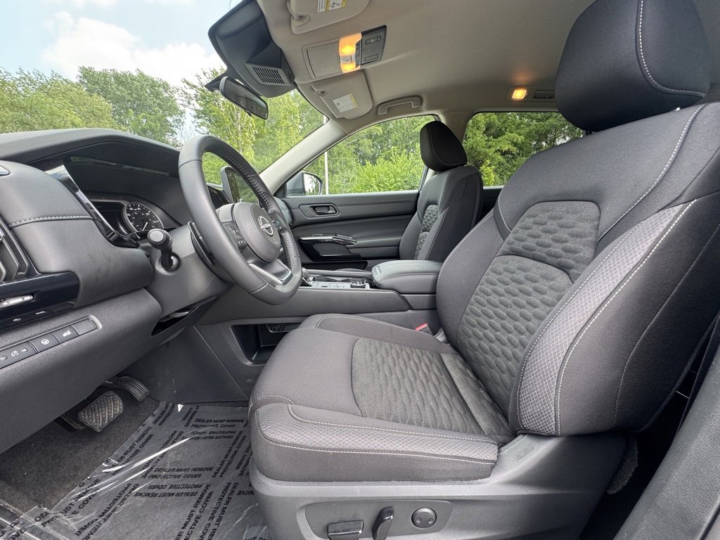 Certified 2025 Nissan Pathfinder SV w/ Black Appearance Package image 19