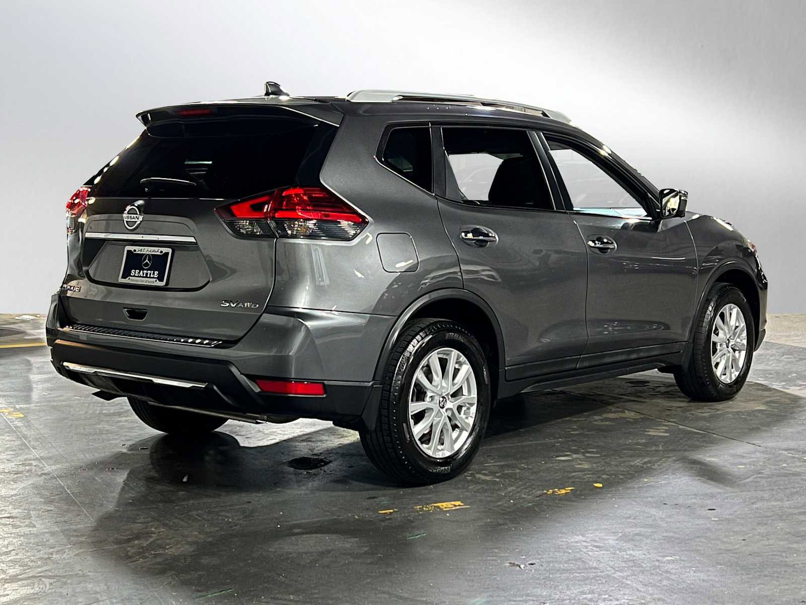 Used 2017 Nissan Rogue SV w/ SV Premium Package image 3