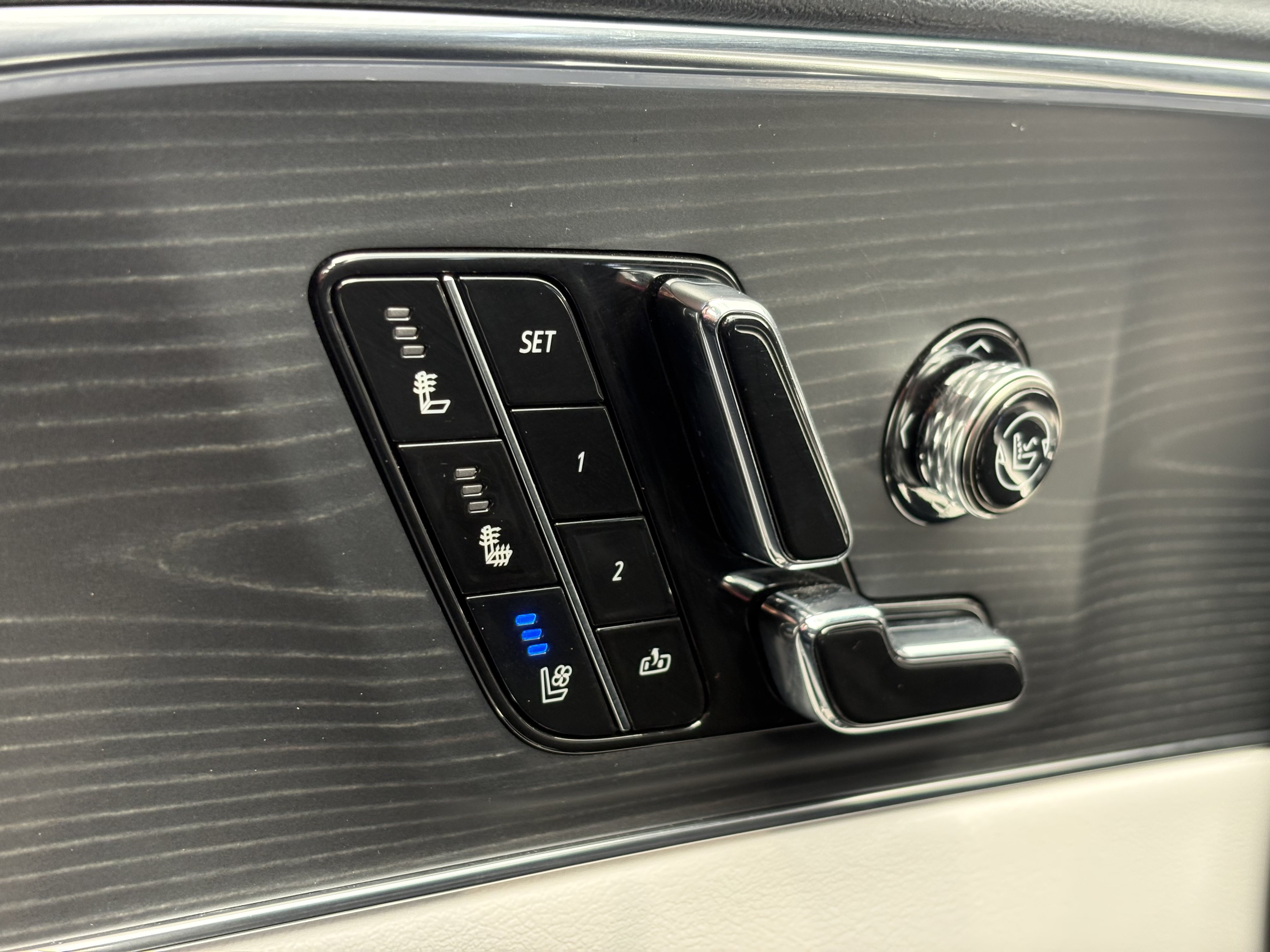 Used 2024 Cadillac Lyriq Sport AWD/4WD image 32