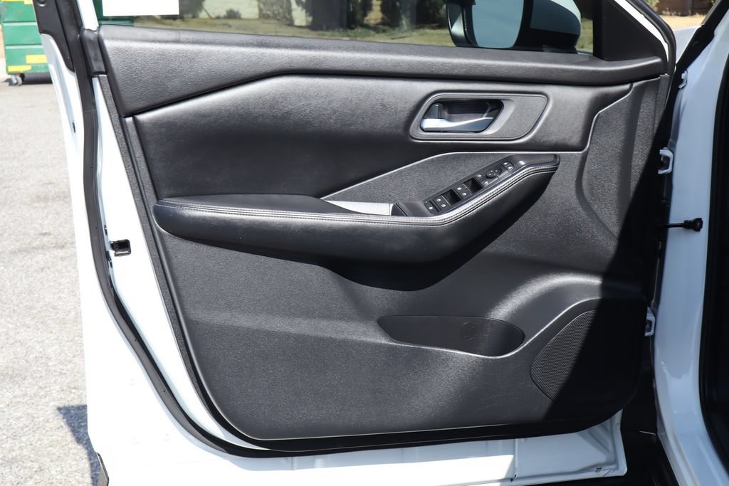 Used 2024 Nissan Rogue SV FWD image 18