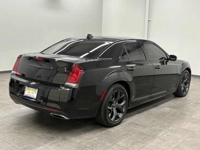Used 2022 Chrysler 300 Touring L RWD image 2