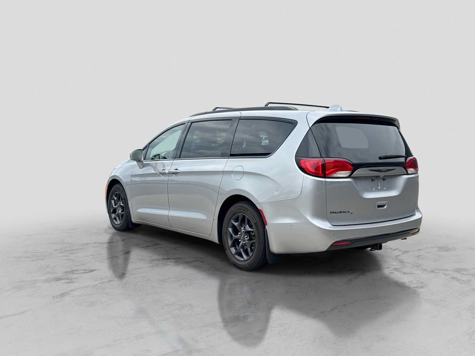 Used 2018 Chrysler Pacifica Touring-L w/ Advanced Safetytec Group FWD image 4