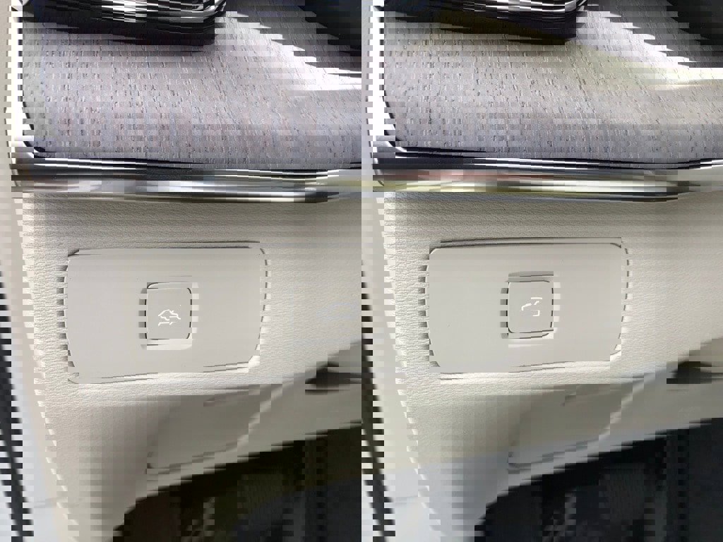 New 2026 Volvo XC90 B6 Ultra w/ Protection Package image 13