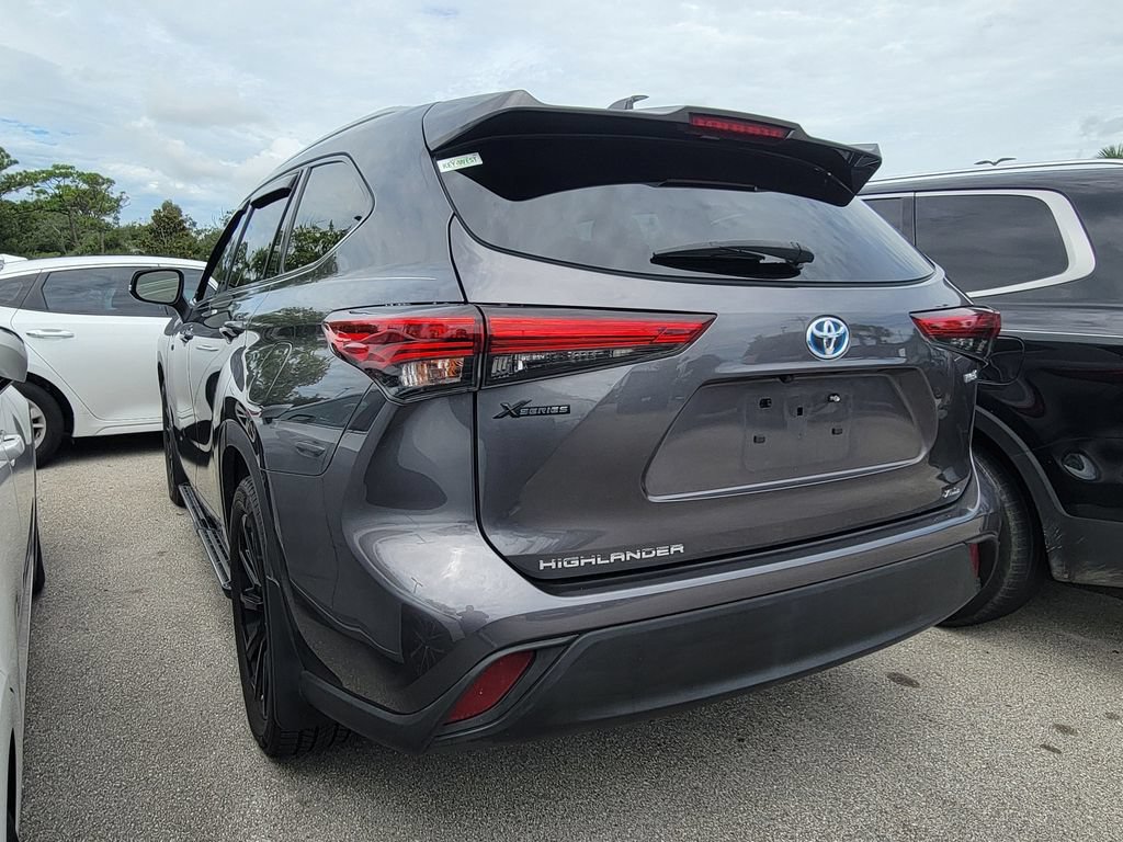 Certified 2022 Toyota Highlander XLE FWD image 3