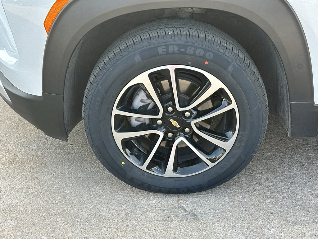 Used 2025 Chevrolet TrailBlazer LT image 3