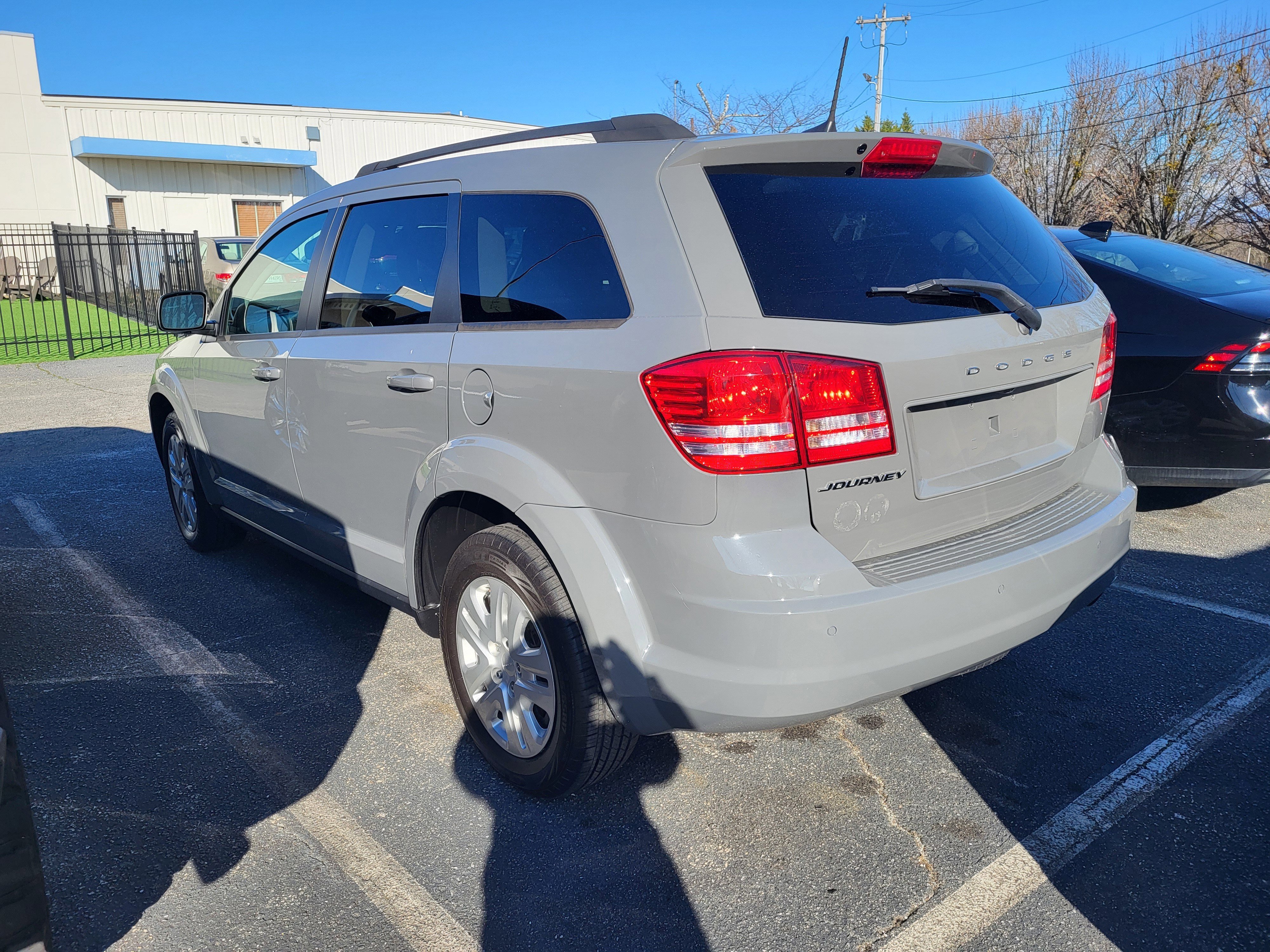 Used 2020 Dodge Journey SE w/ SE Popular Equipment Group image 6