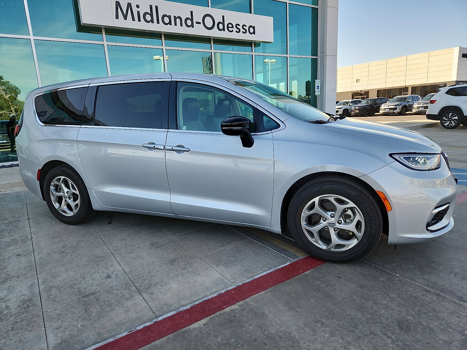 Used 2024 Chrysler Pacifica Limited image 8