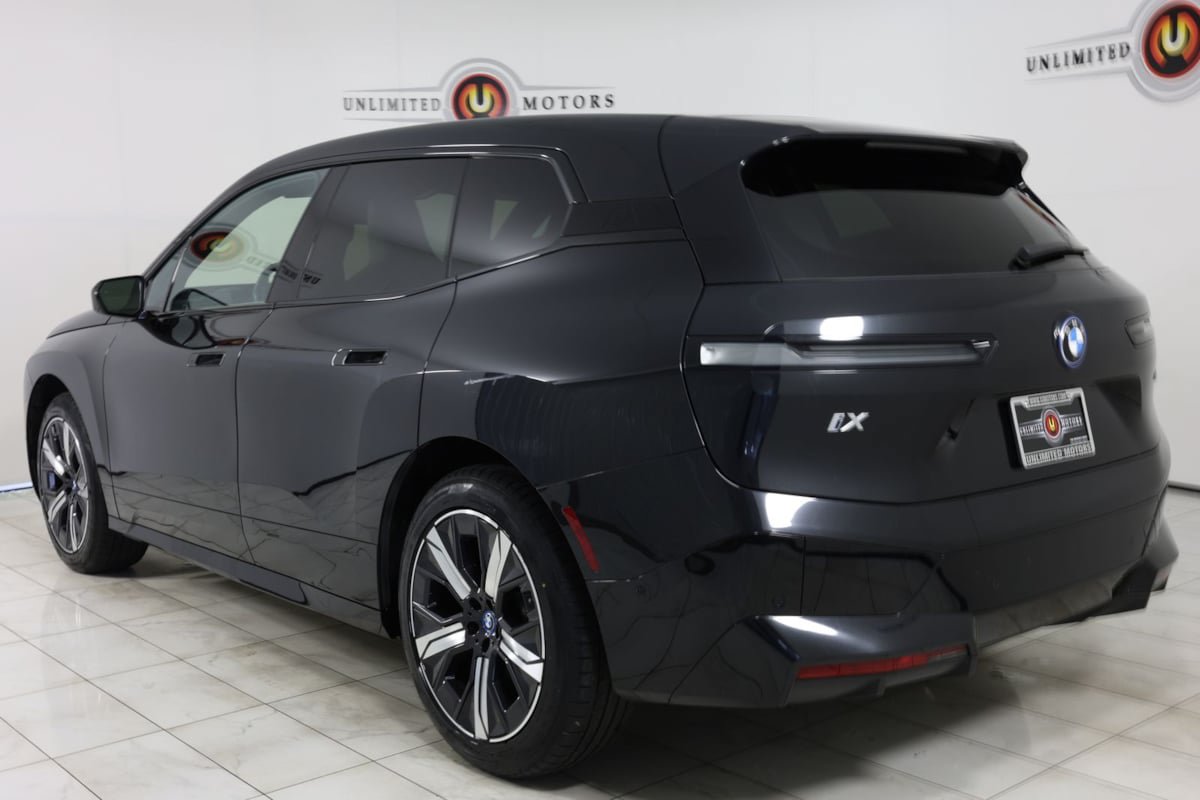 Used 2024 BMW iX xDrive50 w/ Premium Package AWD/4WD image 4