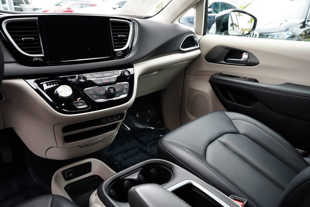Used 2024 Chrysler Pacifica Touring-L image 34