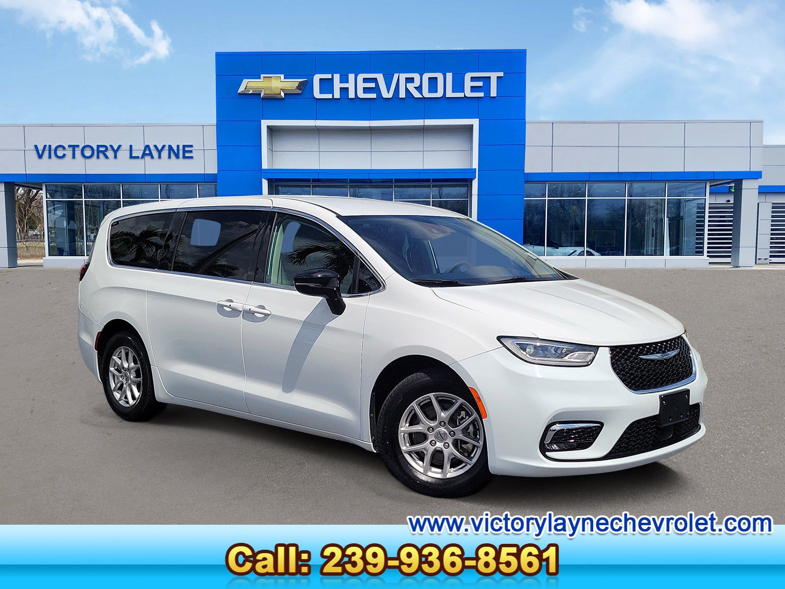 Used 2024 Chrysler Pacifica Touring-L FWD image 1