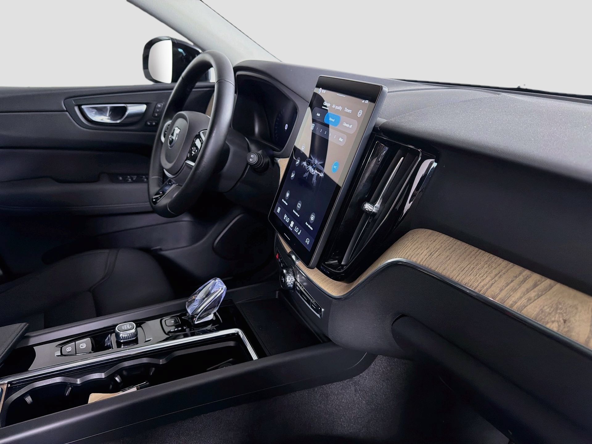 Certified 2026 Volvo XC60 B5 Plus AWD/4WD image 29