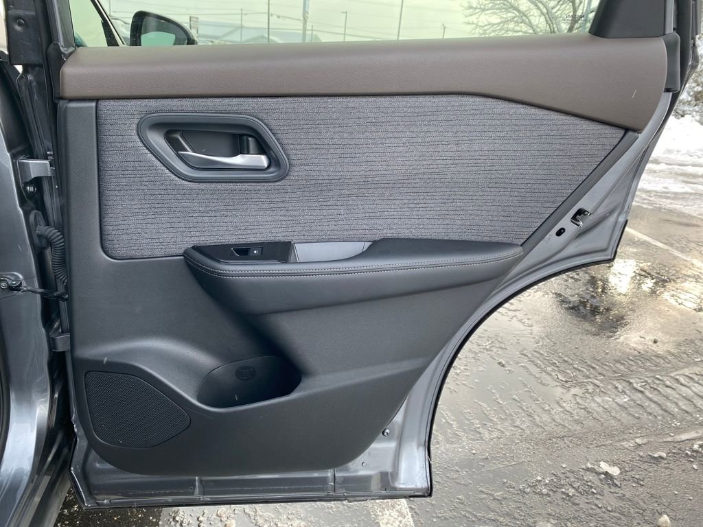 Used 2023 Nissan Rogue SV image 13