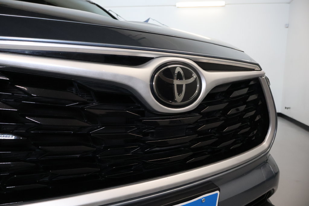Used 2021 Toyota Highlander XLE AWD/4WD image 9