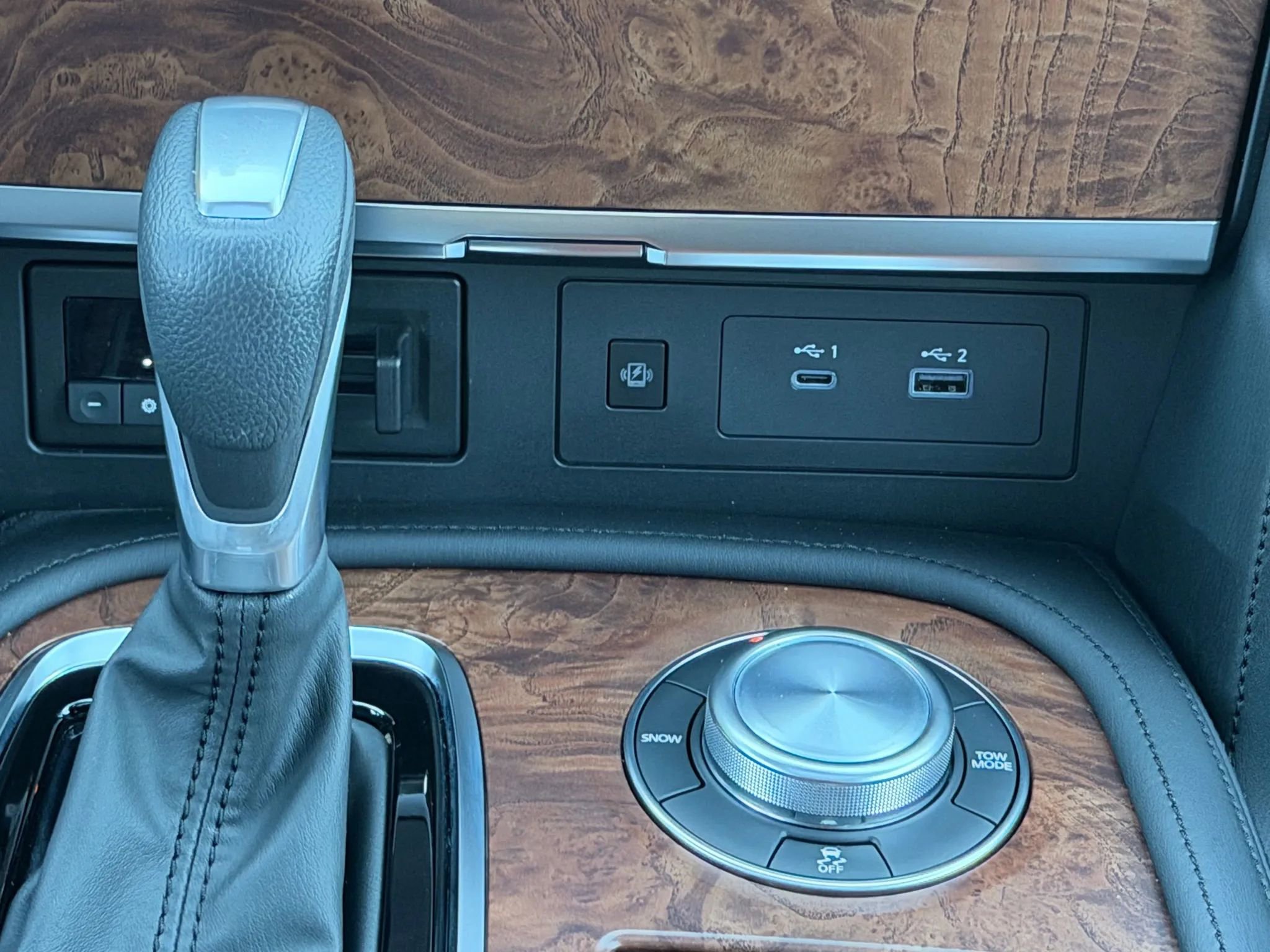 Used 2024 Nissan Armada SL w/ Captain's Chairs Package image 23