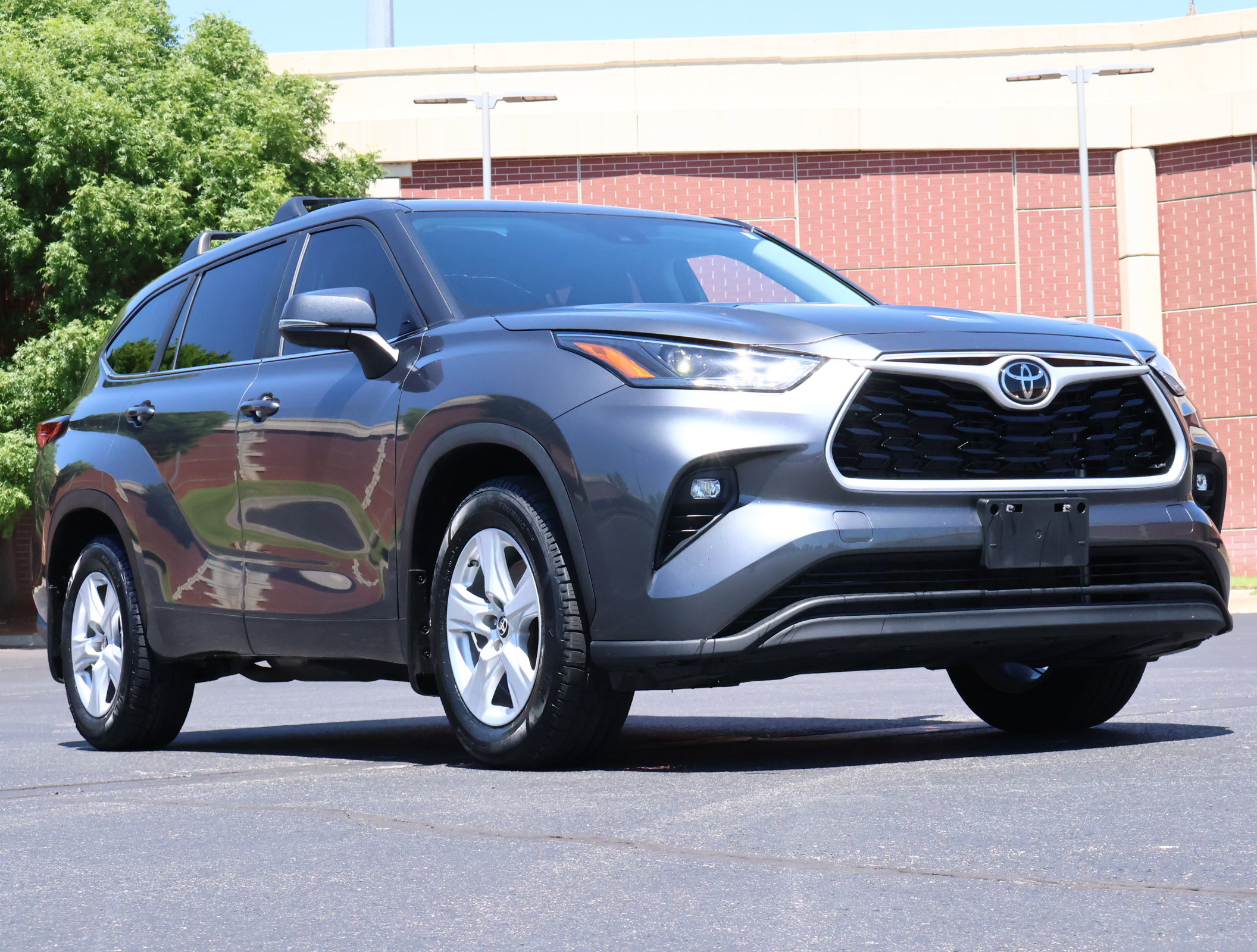 Used 2023 Toyota Highlander LE FWD video 1