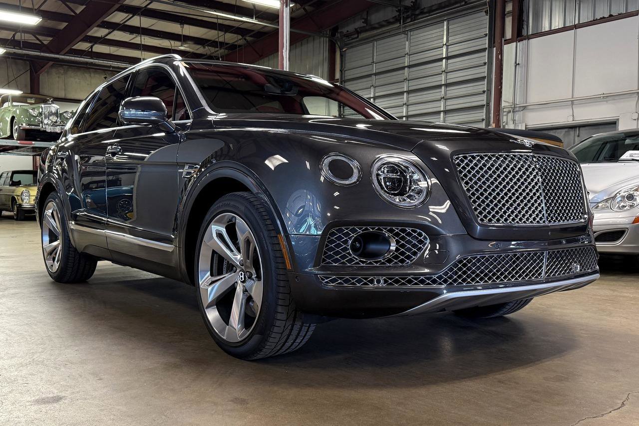 Used 2018 Bentley Bentayga image 2
