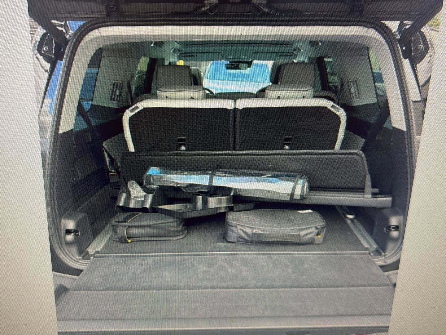 Used 2025 Rivian R1S Premium AWD/4WD image 13