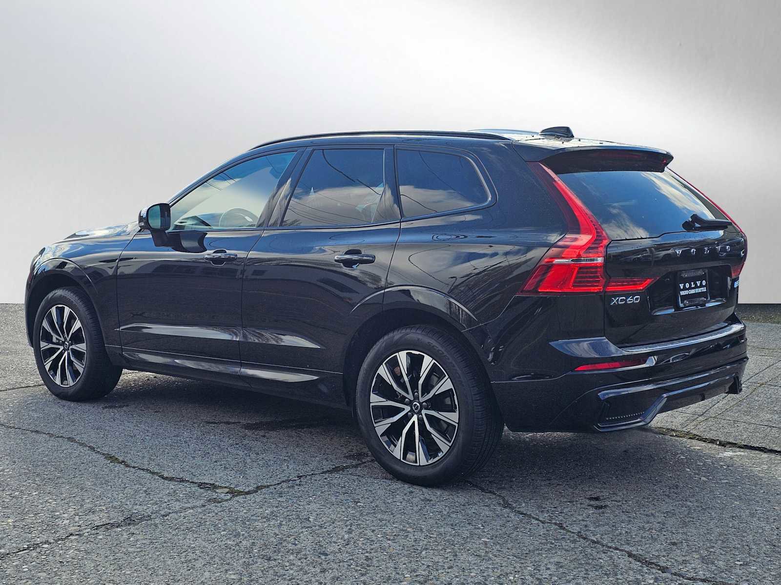 Used 2025 Volvo XC60 B5 Core w/ Protection Package Premier image 5