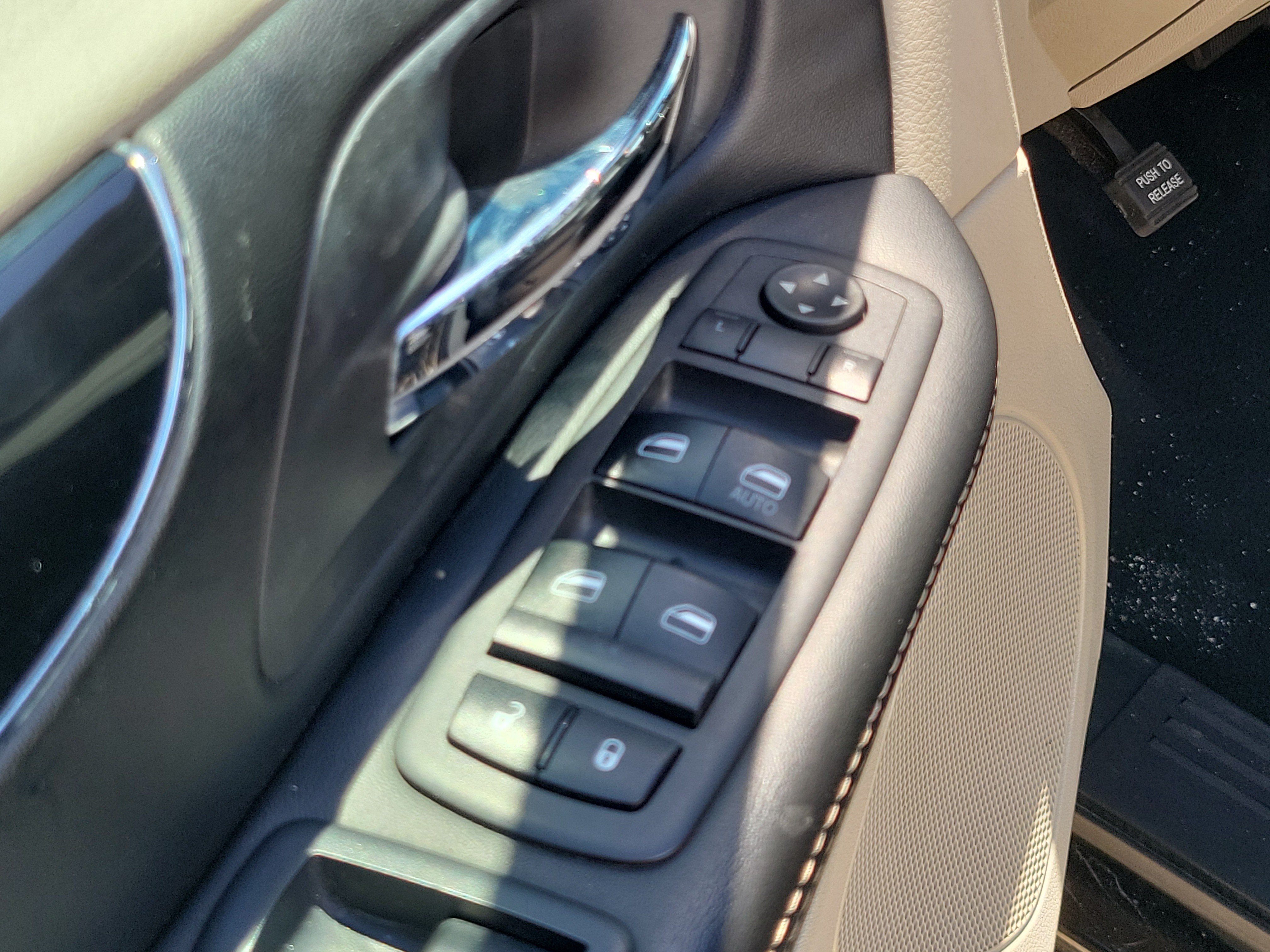 Used 2019 Dodge Grand Caravan SXT FWD image 16