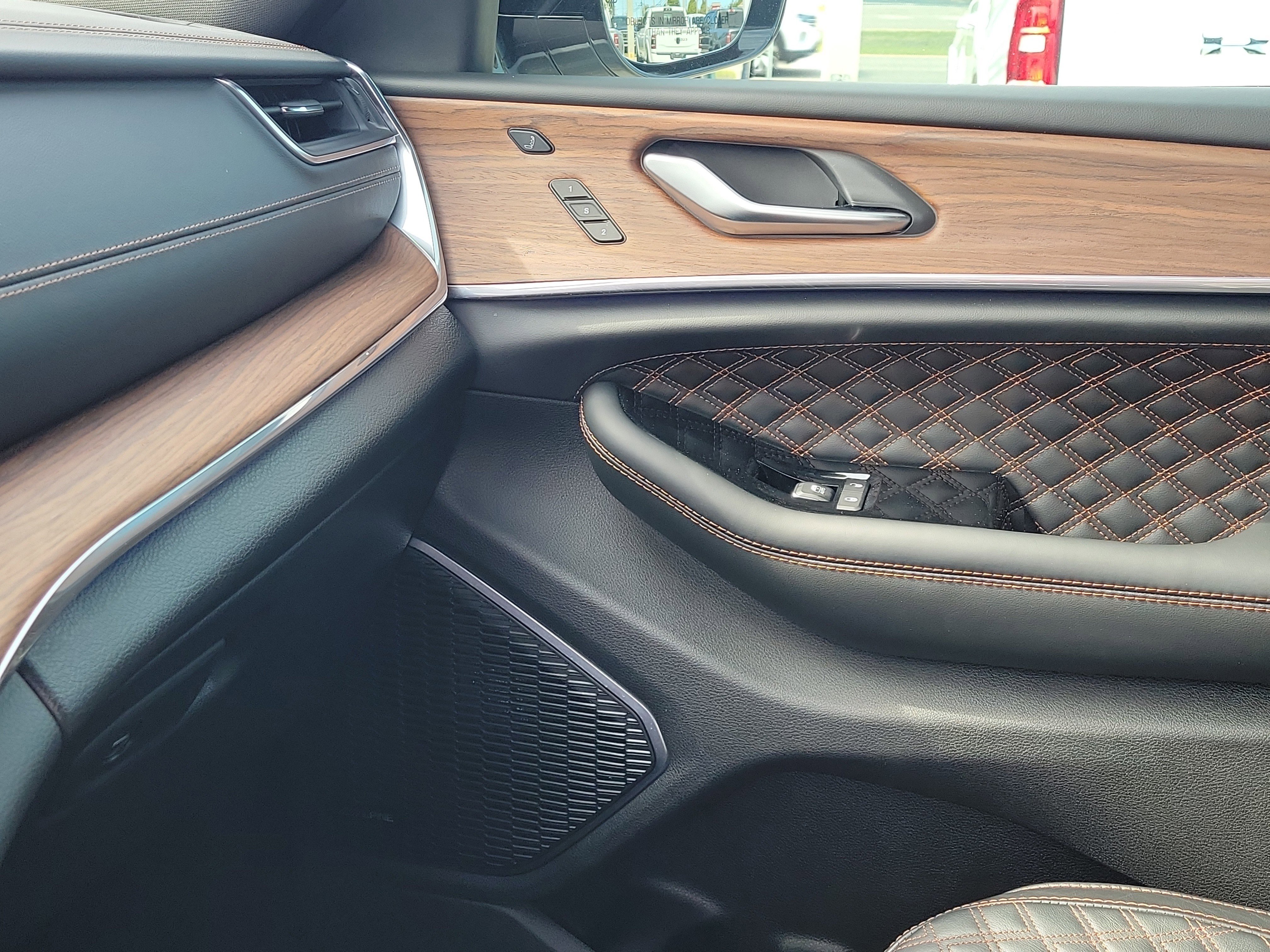 Used 2024 Jeep Grand Cherokee Summit w/ Luxury Tech Group V image 28