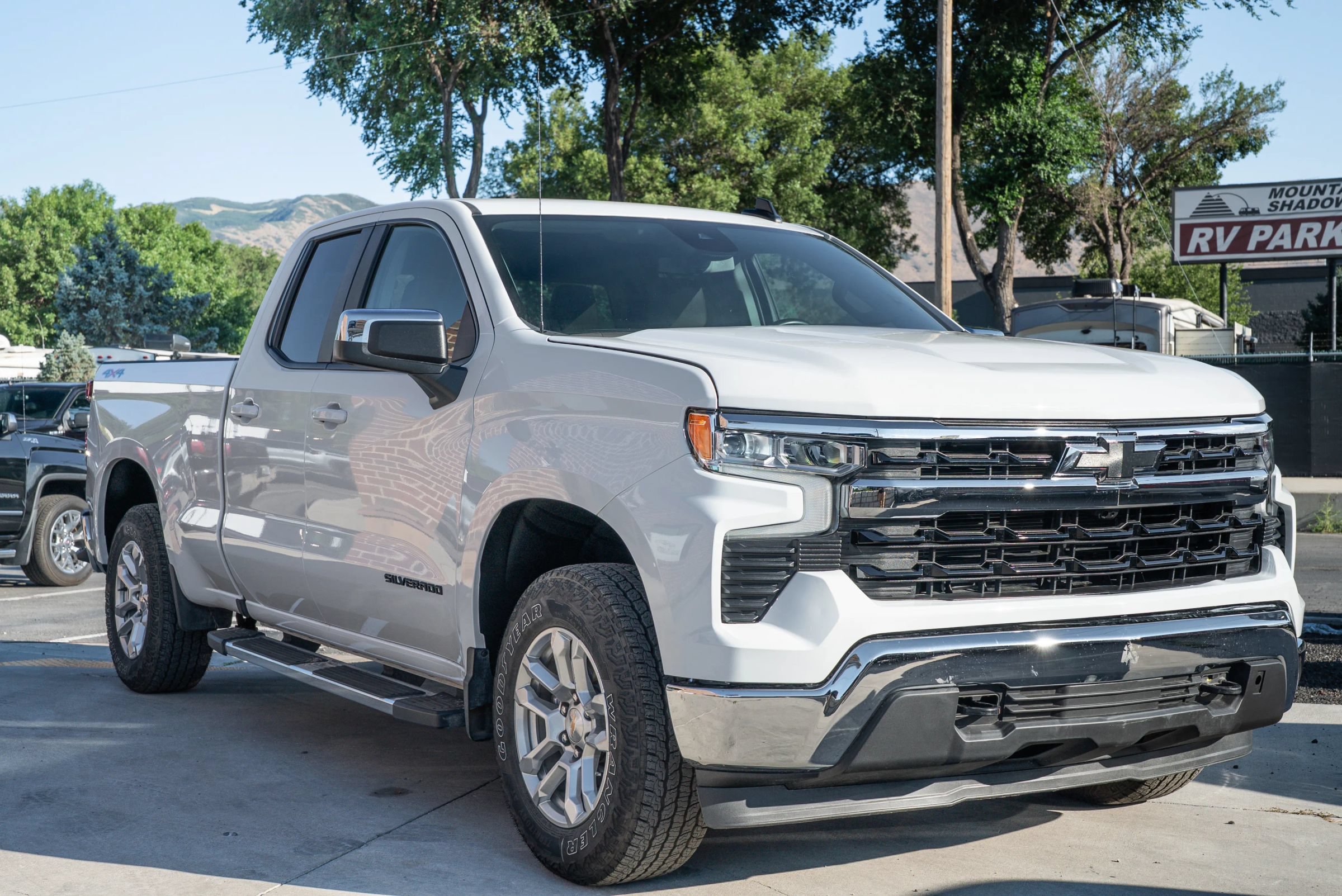 Used 2025 Chevrolet Silverado 1500 LT w/ LPO, Dark Essentials Package AWD/4WD image 5