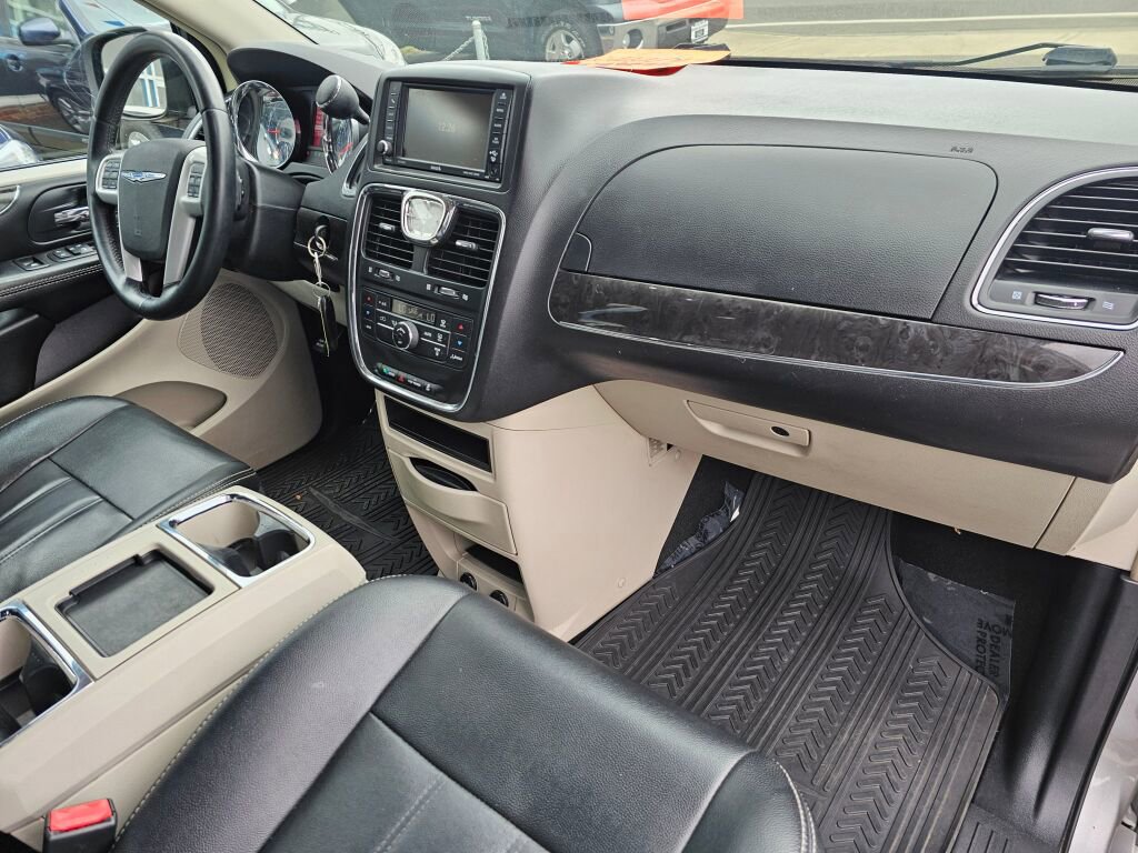 Used 2016 Chrysler Town & Country Touring image 14