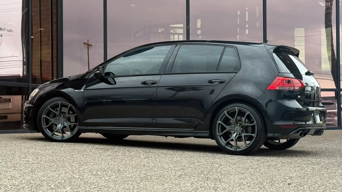 Used 2017 Volkswagen Golf R 4-Door AWD/4WD image 6