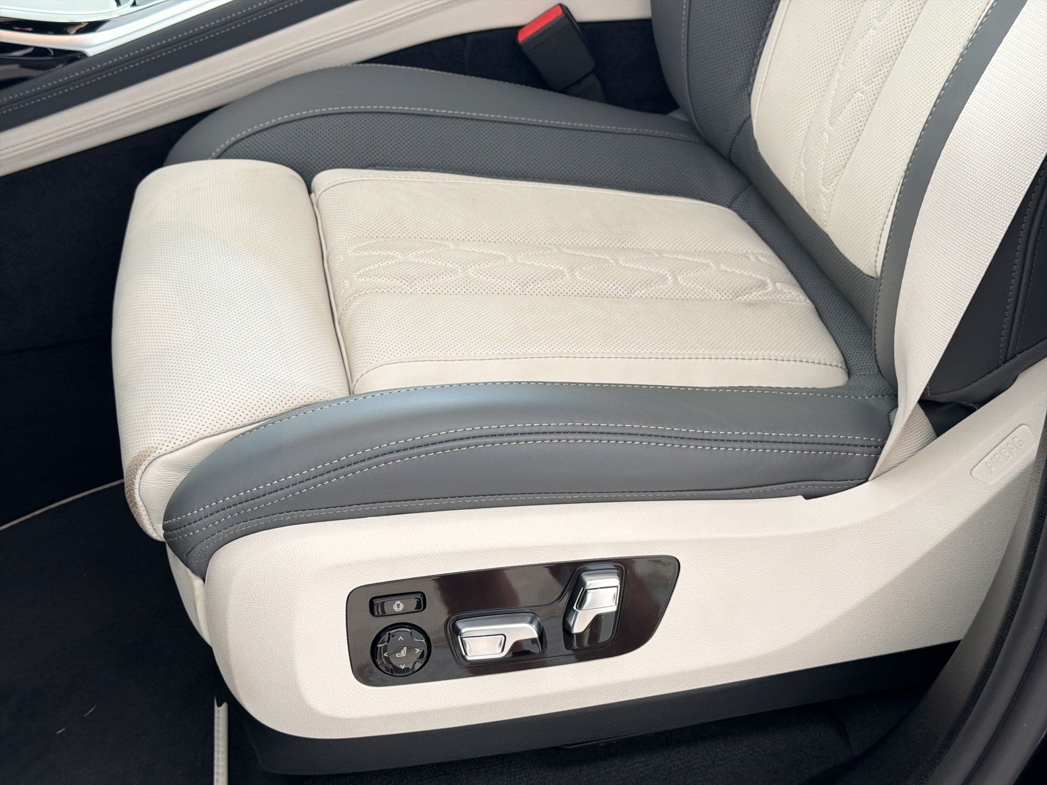 New 2026 BMW ALPINA XB7 AWD/4WD image 14