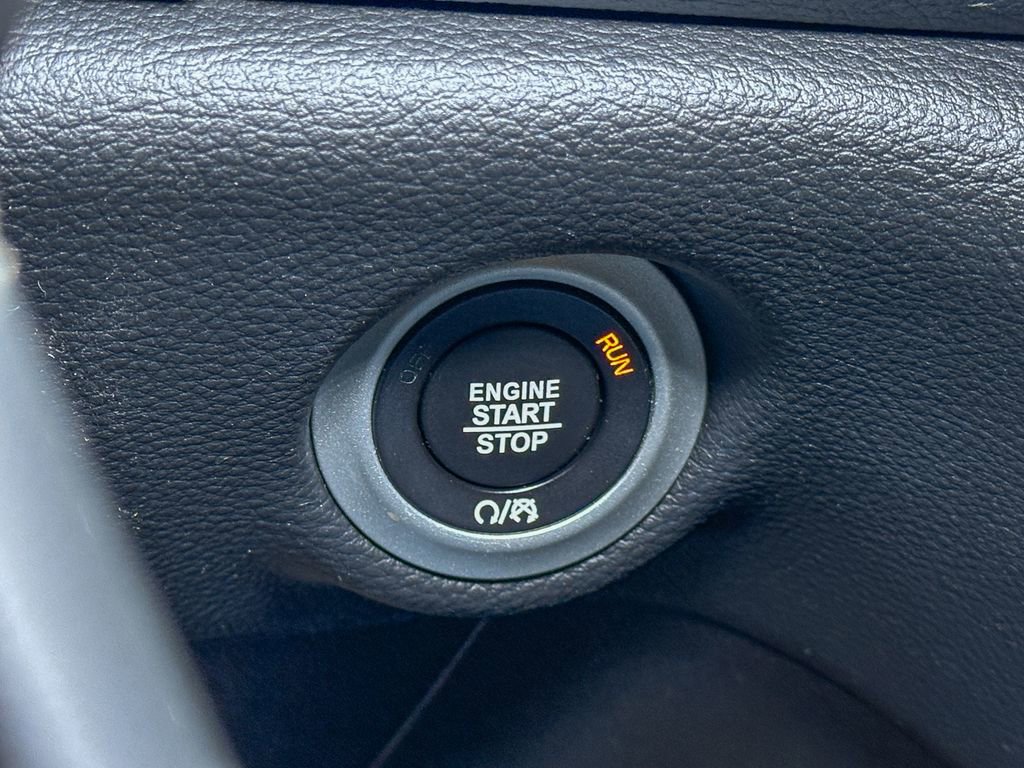 Certified 2022 Chrysler Pacifica Touring-L w/ S Appearance Package image 39