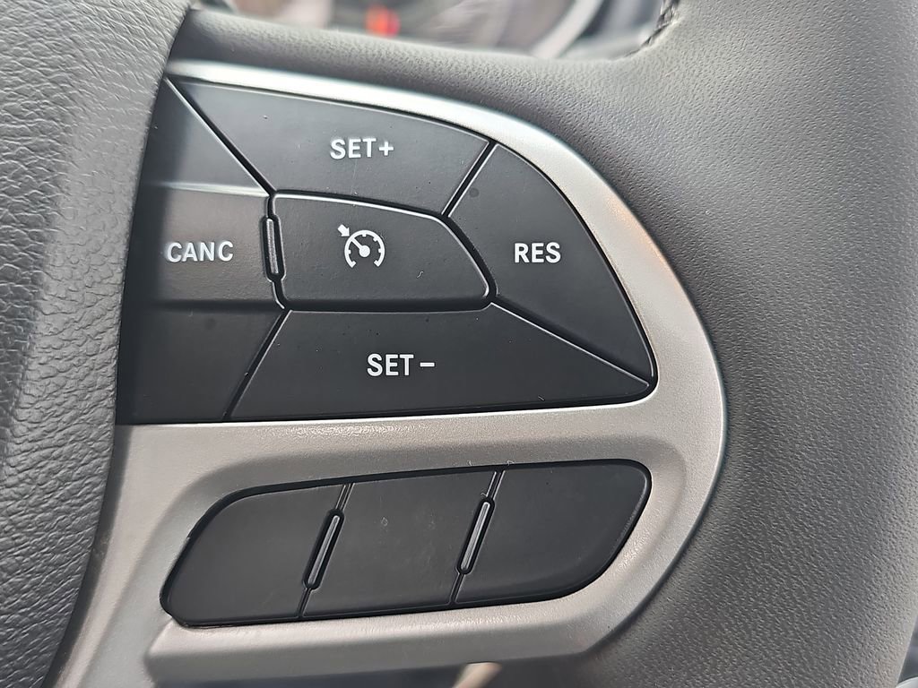 Certified 2022 Jeep Cherokee Latitude w/ Sun & Sound Group AWD/4WD image 16