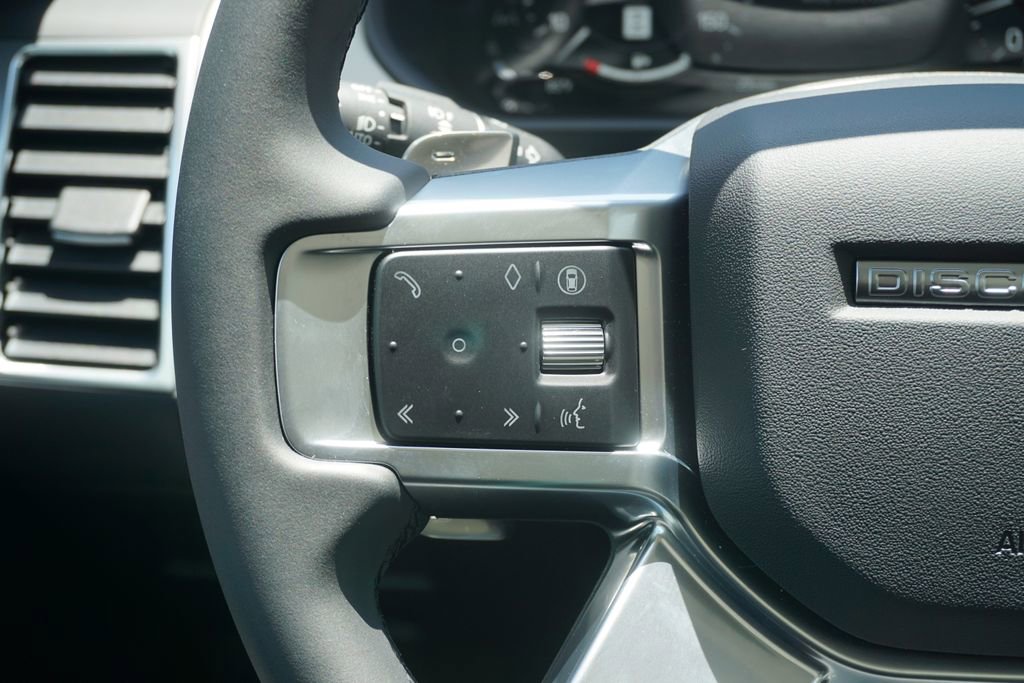 New 2025 Land Rover Discovery Dynamic SE image 12