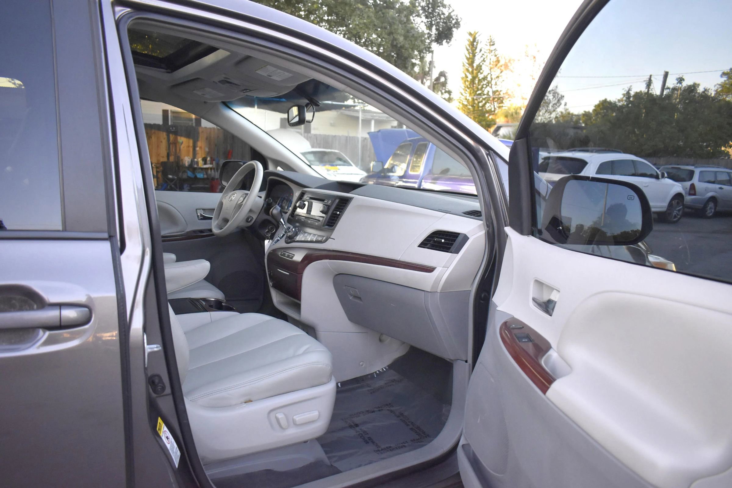 Used 2014 Toyota Sienna XLE image 17