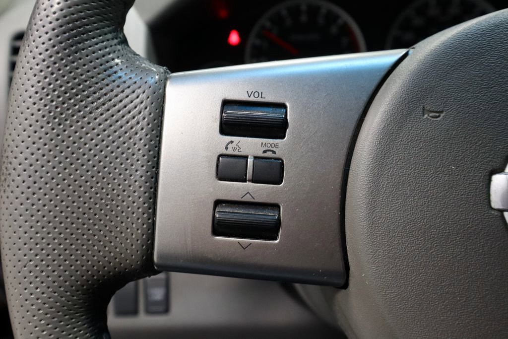 Used 2011 Nissan Frontier SL image 28