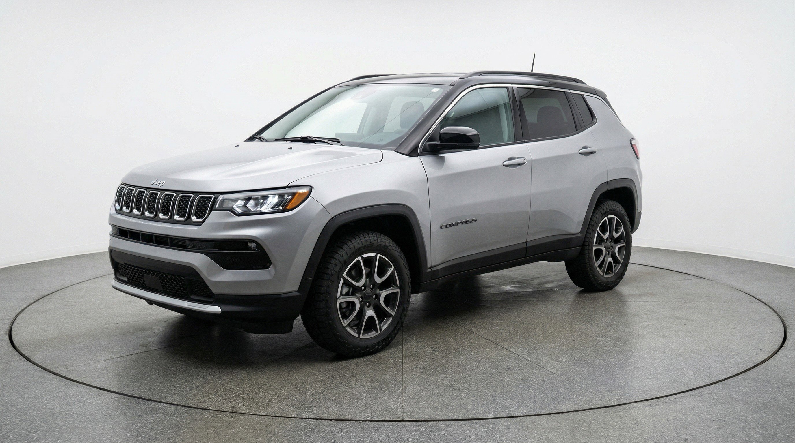 Used 2025 Jeep Compass Trailhawk image 3