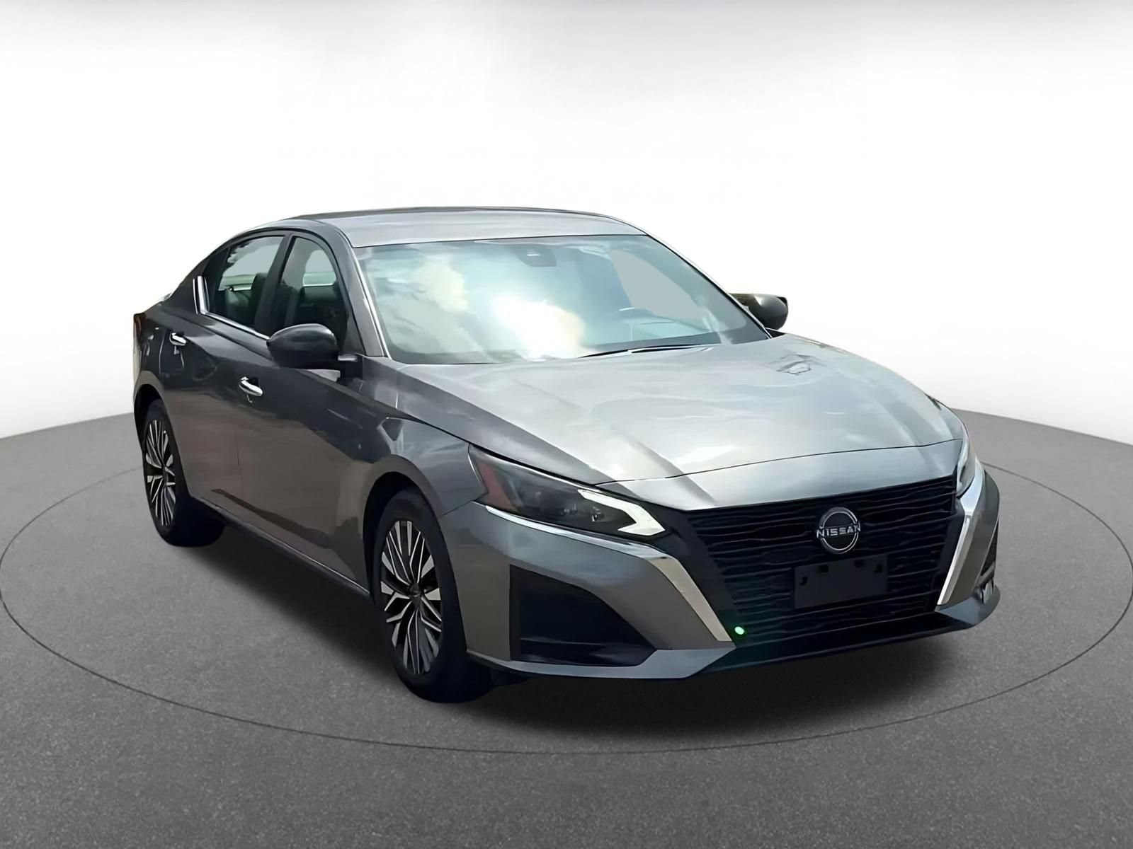 Used 2025 Nissan Altima 2.5 SV FWD image 3