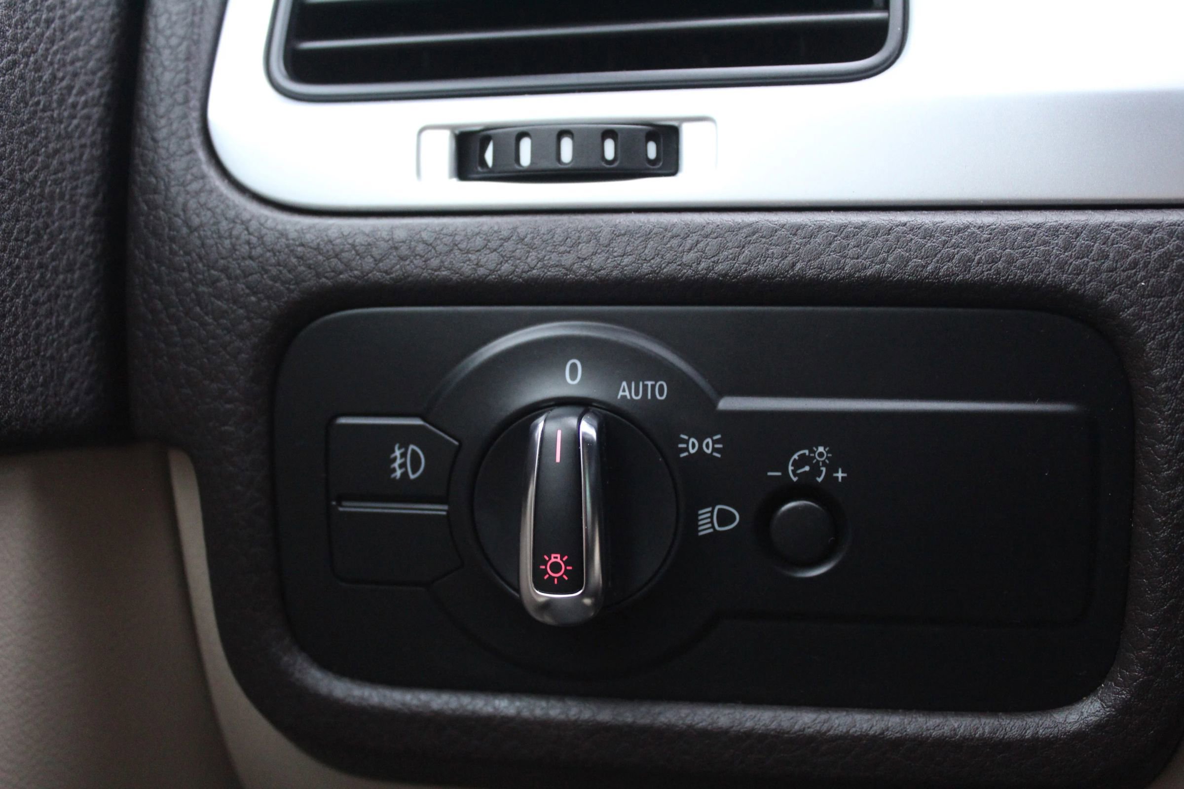 Used 2014 Volkswagen Touareg Hybrid image 25