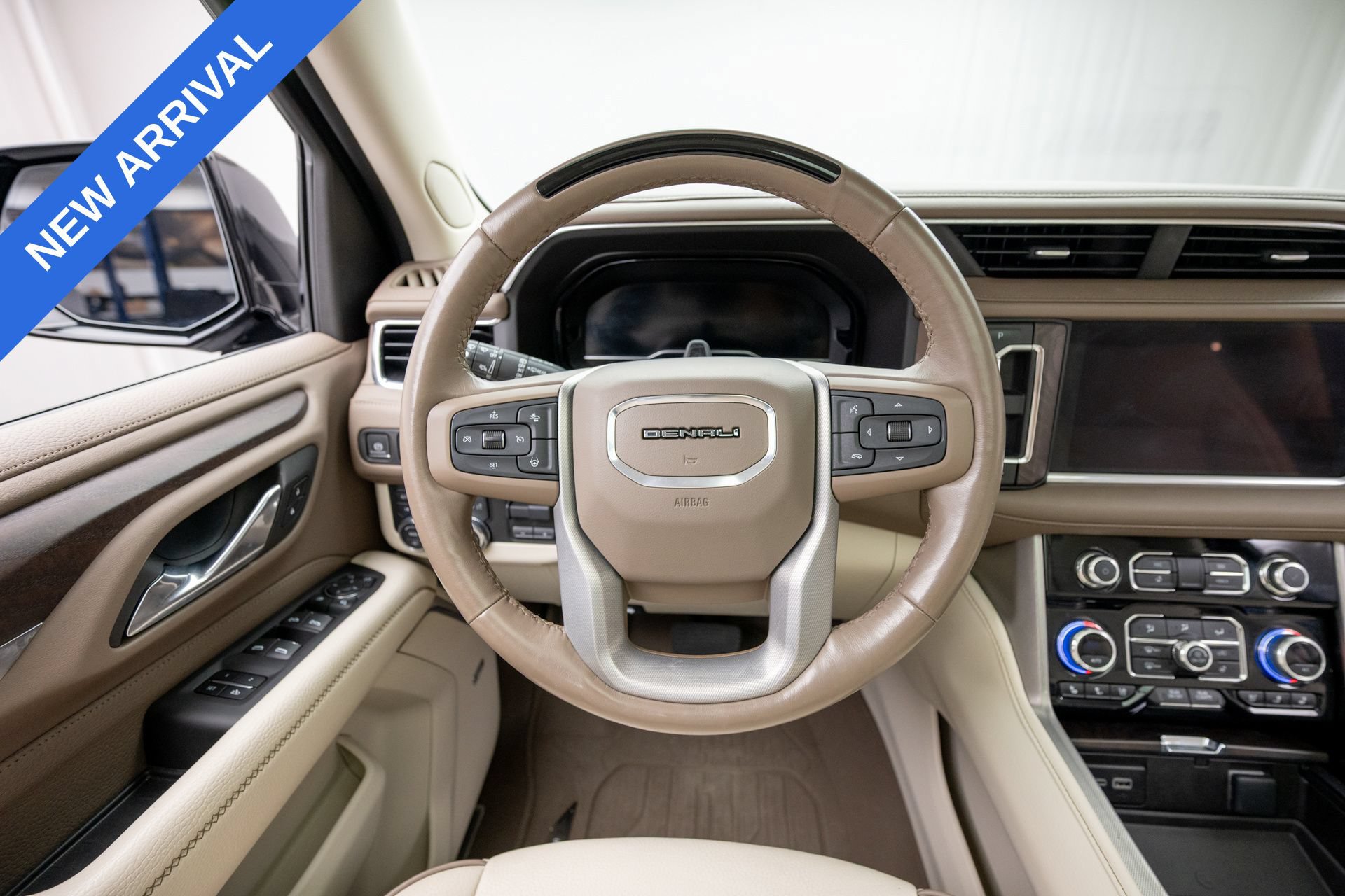 Used 2023 GMC Yukon Denali w/ Advanced Technology Package AWD/4WD image 11
