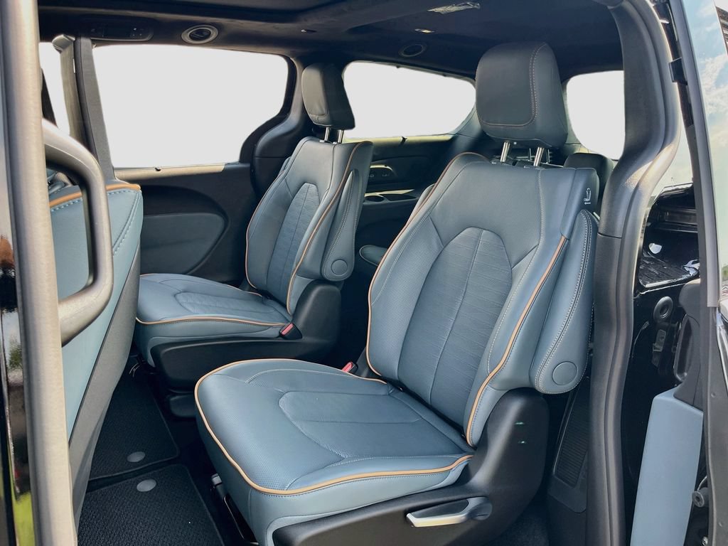 New 2027 Chrysler Pacifica Pinnacle w/ Theater Group FWD image 26